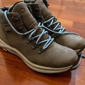 Size 8 women’s Merrell hiking boots. NWT. Ontario Mid WP